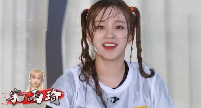 宋雨琦|宋雨琦怎么从不戴眼镜？当她戴上眼镜，才明白郑恺为何这么宠她！