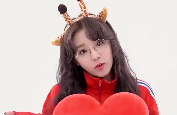 宋雨琦|宋雨琦怎么从不戴眼镜？当她戴上眼镜，才明白郑恺为何这么宠她！