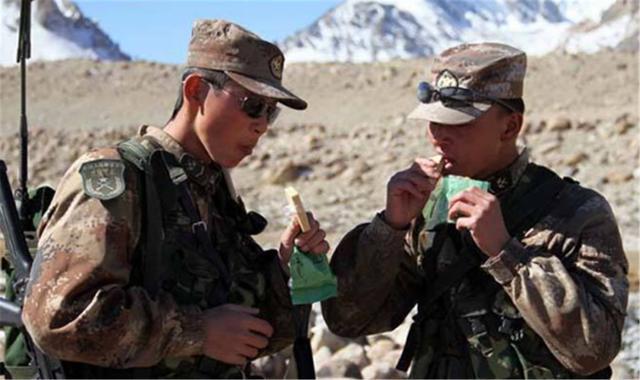 压缩饼干|军用压缩饼干里有什么，为什么那么抗饿？开水煮30分钟就明白了