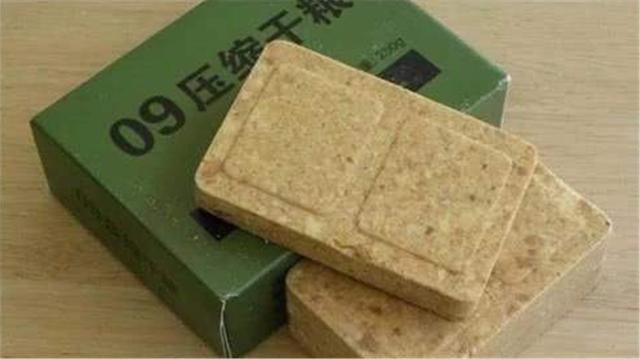 压缩饼干|军用压缩饼干里有什么，为什么那么抗饿？开水煮30分钟就明白了