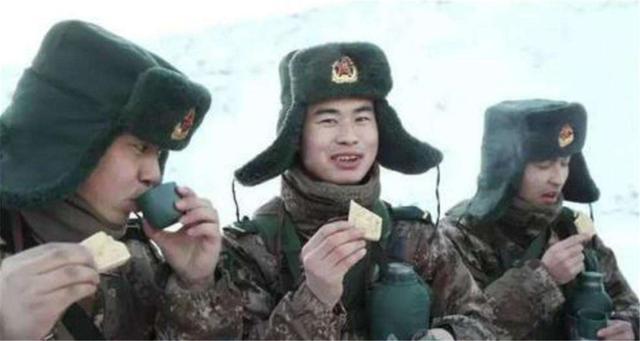 压缩饼干|军用压缩饼干里有什么，为什么那么抗饿？开水煮30分钟就明白了