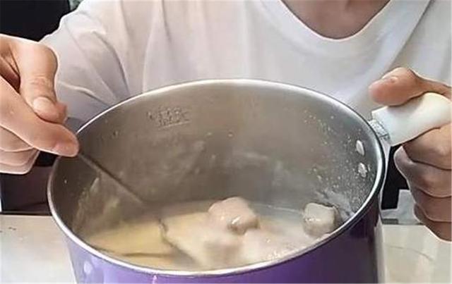 压缩饼干|军用压缩饼干里有什么，为什么那么抗饿？开水煮30分钟就明白了