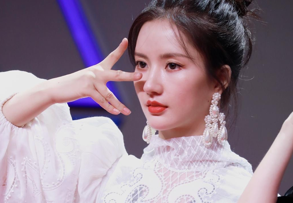 刘些宁|硬糖少女红毯引热议：本以为刘些宁够惊艳，看清希林后，我傻眼了