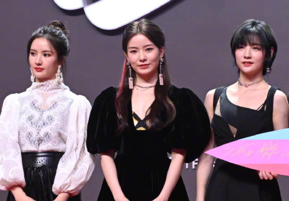 刘些宁|硬糖少女红毯引热议：本以为刘些宁够惊艳，看清希林后，我傻眼了