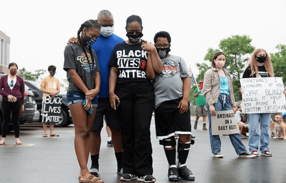 美国_社会|美国黑人女孩不做作业被关十周后获释，老师力挺“都怪疫情”