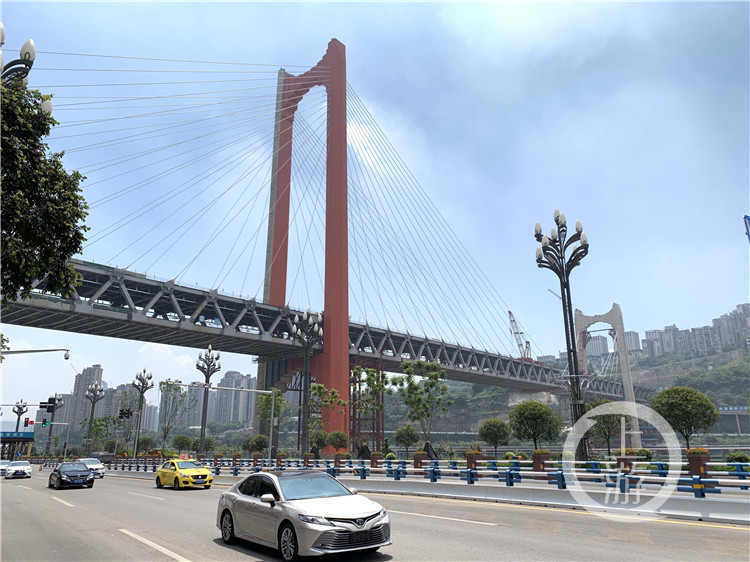 红岩村嘉陵江大桥红起来了