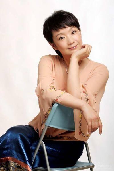 张嘉译老婆服老不扮嫩白衣配黑裙气质优雅50岁中国大妈该学学