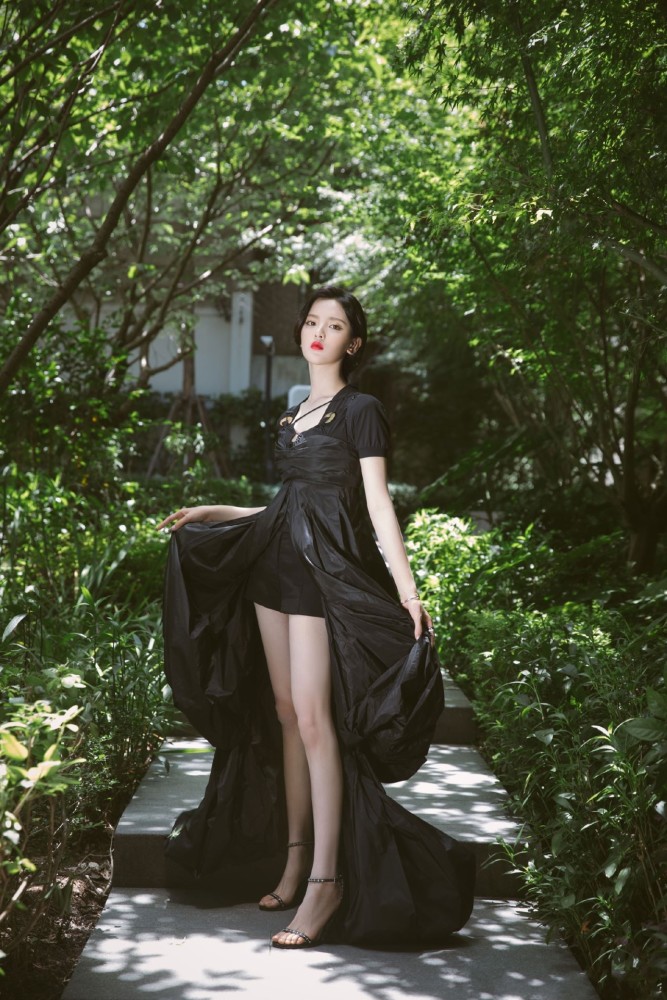 迪丽热巴|迪丽热巴开叉裙与杨超越降落伞裙太绝了，看到露出的腿后，普通女孩不配拥有