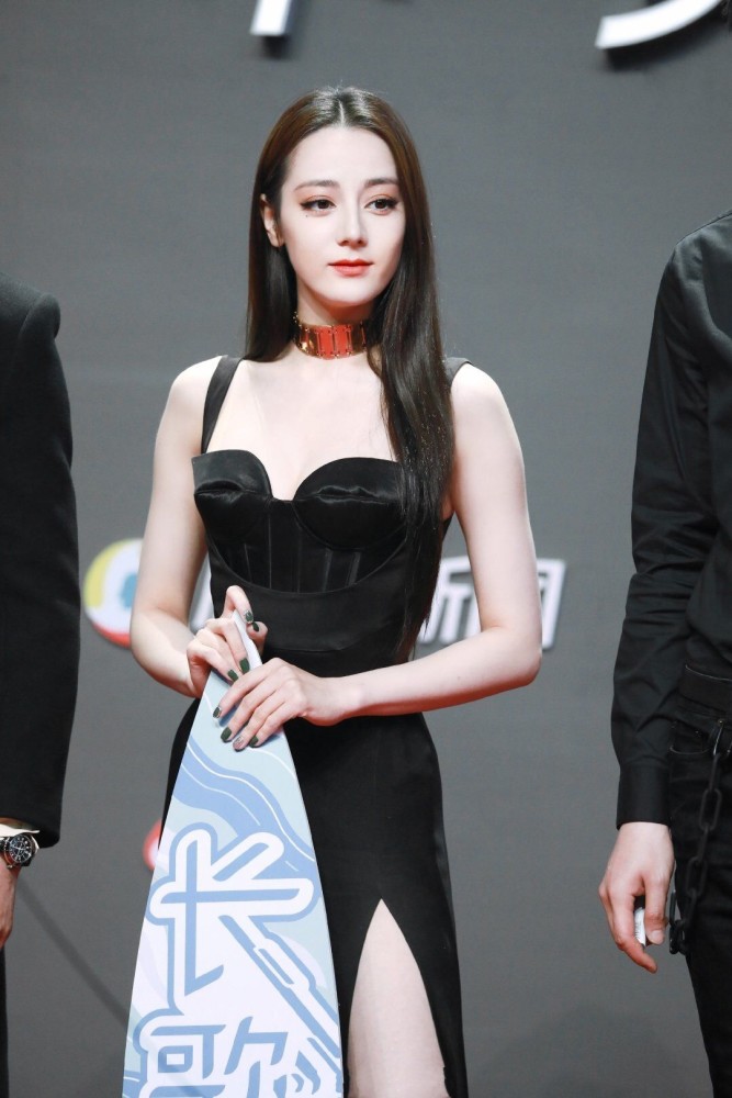 迪丽热巴|迪丽热巴开叉裙与杨超越降落伞裙太绝了，看到露出的腿后，普通女孩不配拥有