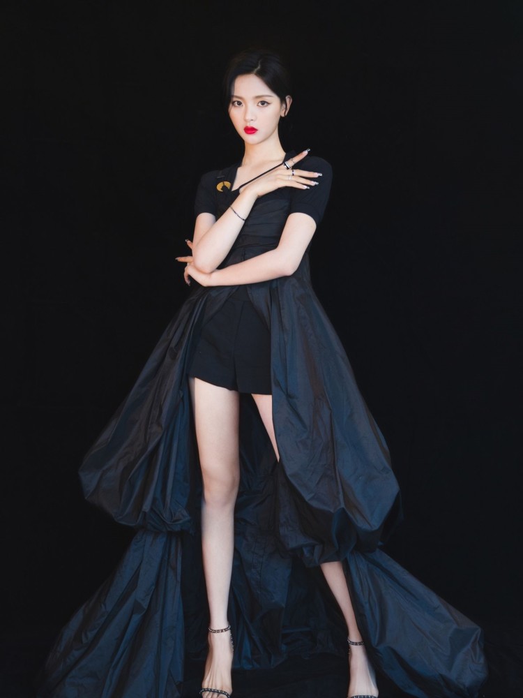 迪丽热巴|迪丽热巴开叉裙与杨超越降落伞裙太绝了，看到露出的腿后，普通女孩不配拥有