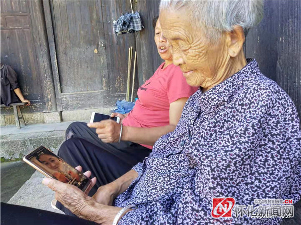 85岁老人玩抖音