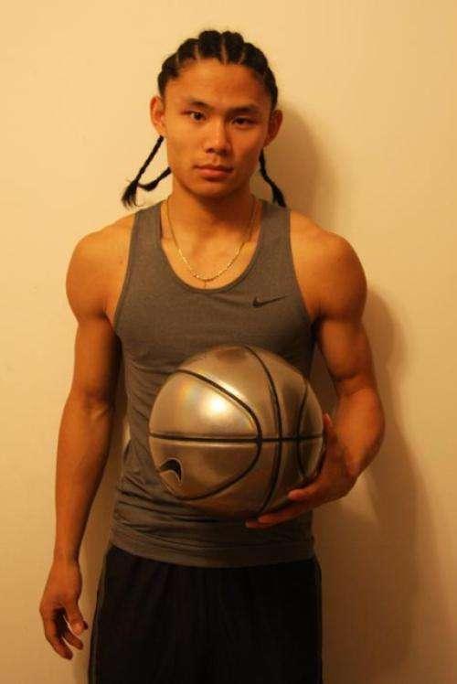 街球之王,6场职业赛却惨不忍睹,妻子竟是啦啦队长|街球|街头篮球|吴悠