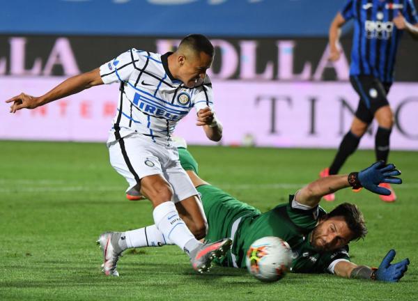 8月1日,国际米兰队球员桑切斯(左)在比赛中面对亚特兰大队守门员斯