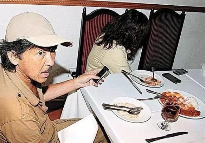 叶倩文在健身房认识了一位"肌肉男"杨尚仁,杨尚仁对叶倩文一见钟情