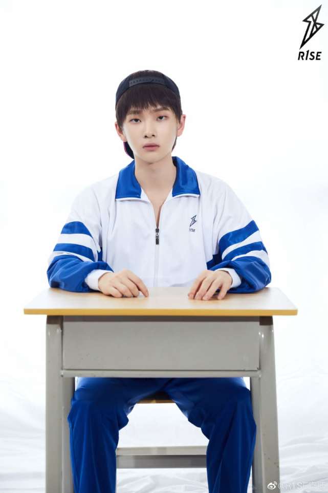 r1se《疯子》舞台壁纸