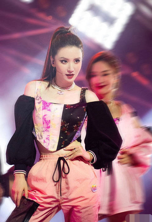 张萌|有一种“节俭”叫张萌，看她一件睡衣的价钱，这就是制片人的消费观？