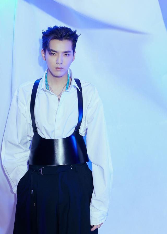 吴亦凡|吴亦凡潮装“眼镜杀”，坦言第一次给了她，为新剧《青簪行》宣传