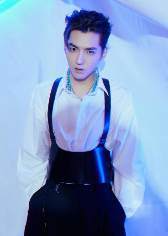 吴亦凡|吴亦凡潮装“眼镜杀”，坦言第一次给了她，为新剧《青簪行》宣传