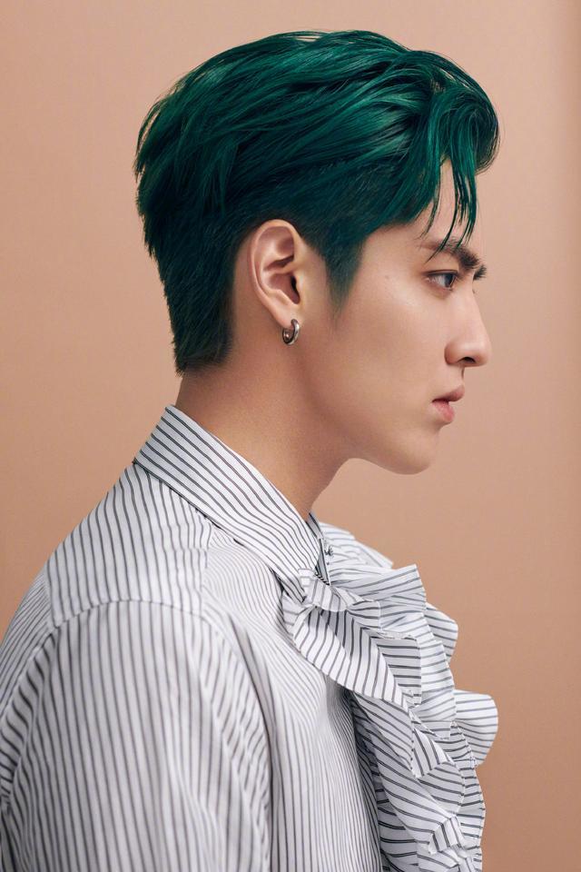 吴亦凡|吴亦凡潮装“眼镜杀”，坦言第一次给了她，为新剧《青簪行》宣传