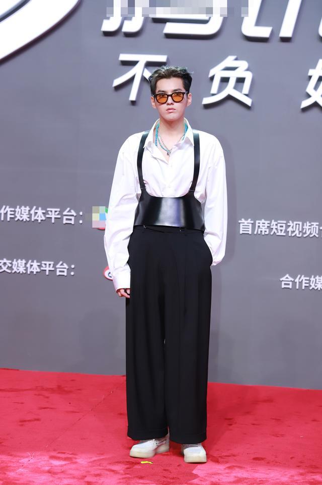 吴亦凡|吴亦凡潮装“眼镜杀”，坦言第一次给了她，为新剧《青簪行》宣传