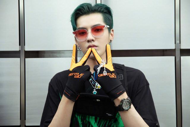 吴亦凡|吴亦凡潮装“眼镜杀”，坦言第一次给了她，为新剧《青簪行》宣传