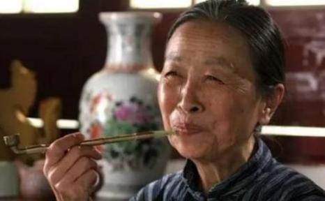 张少华|“丑娘”83岁“人设崩塌”，张少华长得丑心更丑？骗了观众54年