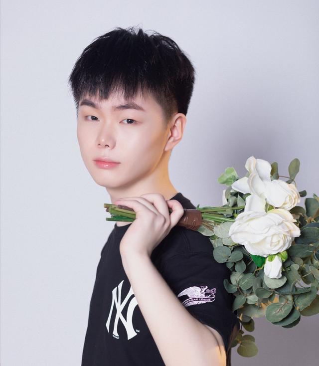 寂然不冲刺国标,反在直播间里当起颜值主播,粉丝却看直了眼