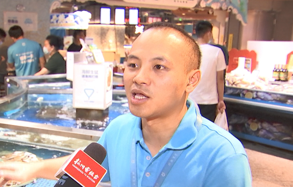盒马解放路店负责人 张聪:8月的10号,15号左右梭子蟹基本上会降价