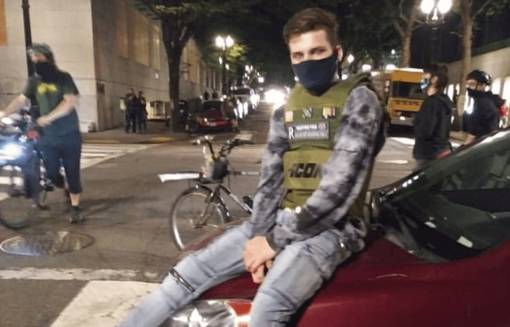 特朗普|特朗普“老年粉”指认孙子向法院纵火：他的背心还是我买的