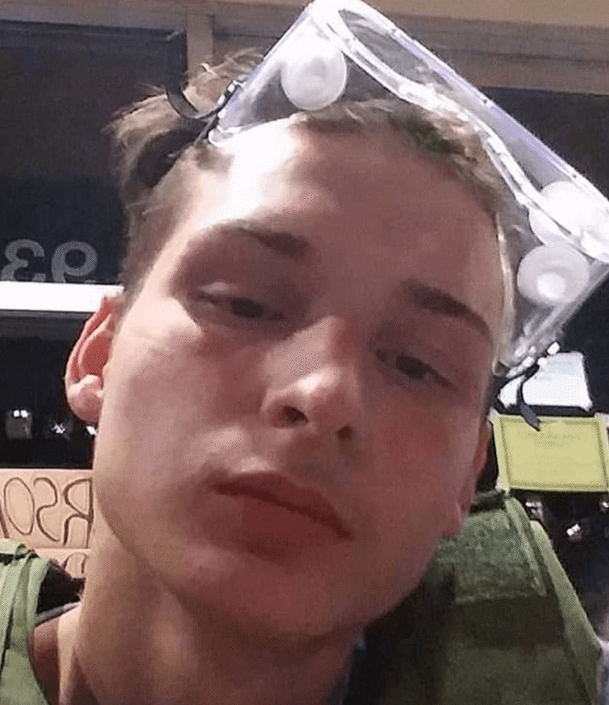 特朗普|特朗普“老年粉”指认孙子向法院纵火：他的背心还是我买的