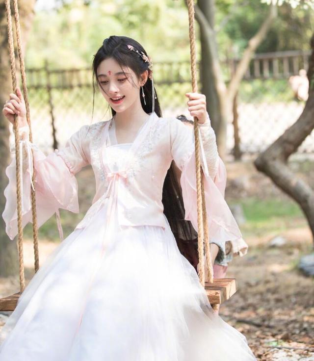 四千年美女鞠婧祎晒新照不忘突出小蛮腰腰部特写惹人羡