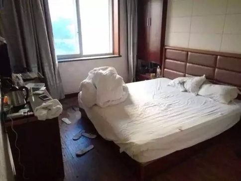 出租屋|邻居闻到出租屋里传出异味，房东进屋发现年轻情侣已经死亡多日