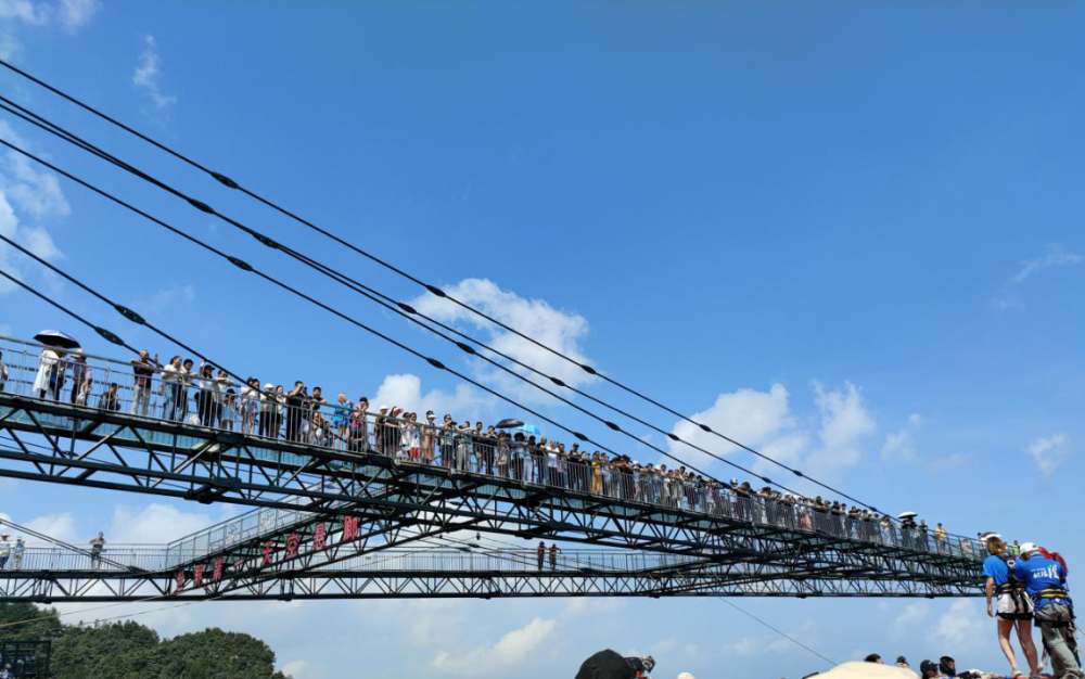 奥陶纪极限荡绳开跳万人围观花式跳崖