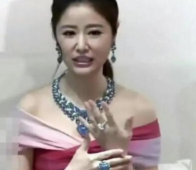 林心如|忘了开滤镜？晒钻石项链，结果颜值“翻车”？