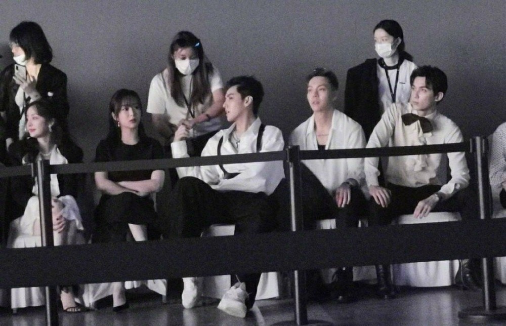 杨幂|杨幂杨紫吴亦凡陈伟霆吴磊并排而坐，粉丝拍到五人侧颜，说不羡慕攀比是假的