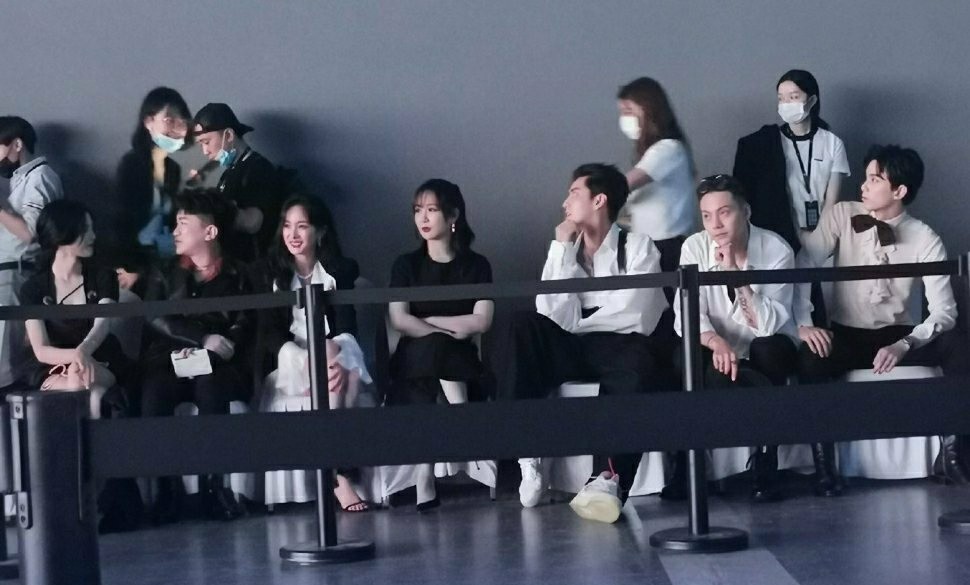 杨幂|杨幂杨紫吴亦凡陈伟霆吴磊并排而坐，粉丝拍到五人侧颜，说不羡慕攀比是假的