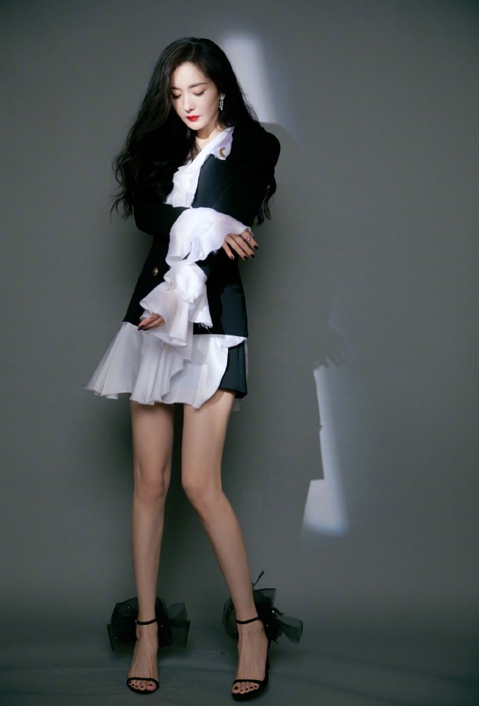 杨幂|杨幂杨紫吴亦凡陈伟霆吴磊并排而坐，粉丝拍到五人侧颜，说不羡慕攀比是假的