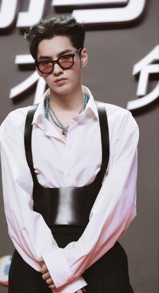 杨幂|杨幂杨紫吴亦凡陈伟霆吴磊并排而坐，粉丝拍到五人侧颜，说不羡慕攀比是假的