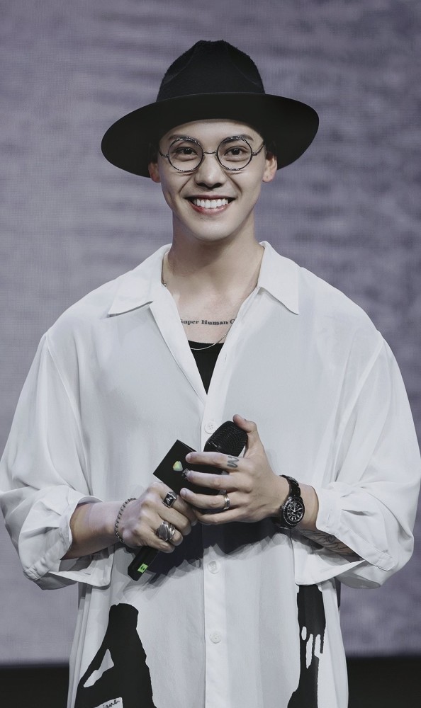 杨幂|杨幂杨紫吴亦凡陈伟霆吴磊并排而坐，粉丝拍到五人侧颜，说不羡慕攀比是假的