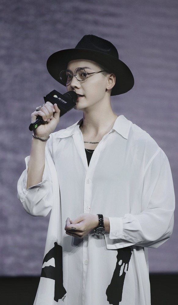 杨幂|杨幂杨紫吴亦凡陈伟霆吴磊并排而坐，粉丝拍到五人侧颜，说不羡慕攀比是假的