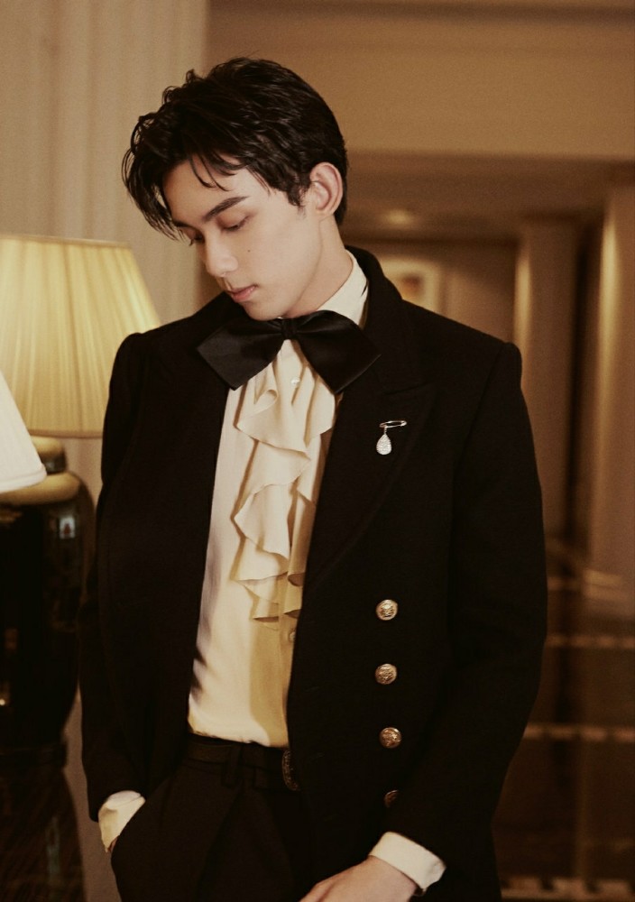 杨幂|杨幂杨紫吴亦凡陈伟霆吴磊并排而坐，粉丝拍到五人侧颜，说不羡慕攀比是假的