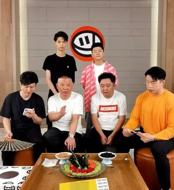 赵本山|赵本山禁止直播，郭德纲带徒直播，同样是师父，为何差别这么大？