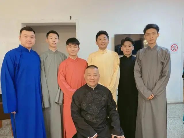 赵本山|赵本山禁止直播，郭德纲带徒直播，同样是师父，为何差别这么大？