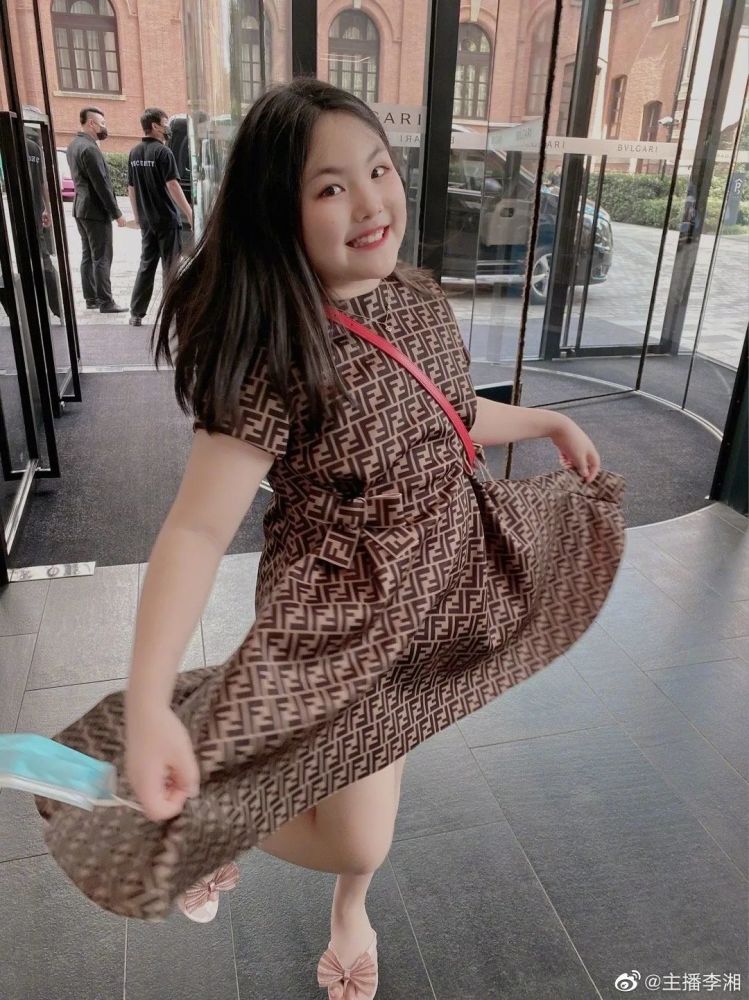 王诗龄|11岁王诗龄近照，走哪跟哪被妈妈李湘“嫌弃”：快点开学吧