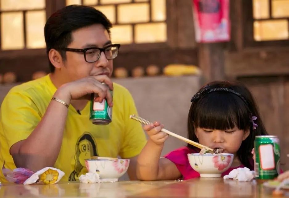 王诗龄|11岁王诗龄近照，走哪跟哪被妈妈李湘“嫌弃”：快点开学吧