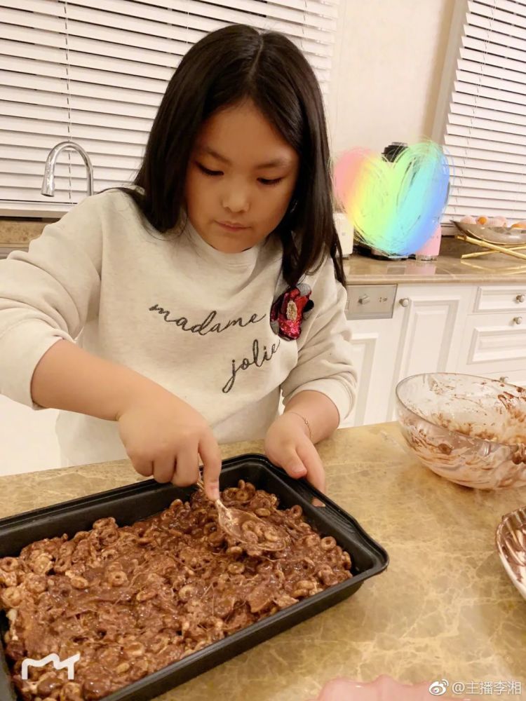 王诗龄|11岁王诗龄近照，走哪跟哪被妈妈李湘“嫌弃”：快点开学吧