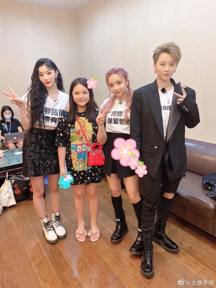 王诗龄|11岁王诗龄近照，走哪跟哪被妈妈李湘“嫌弃”：快点开学吧