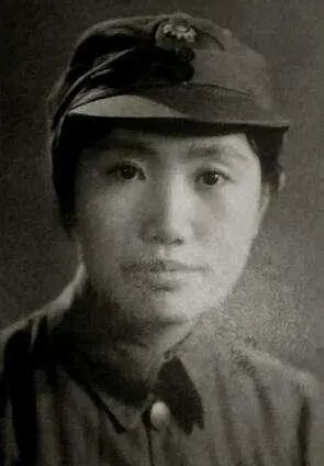 谢冰莹:二次从军,三次下狱,四次逃婚,提笔女作家,握枪女将军