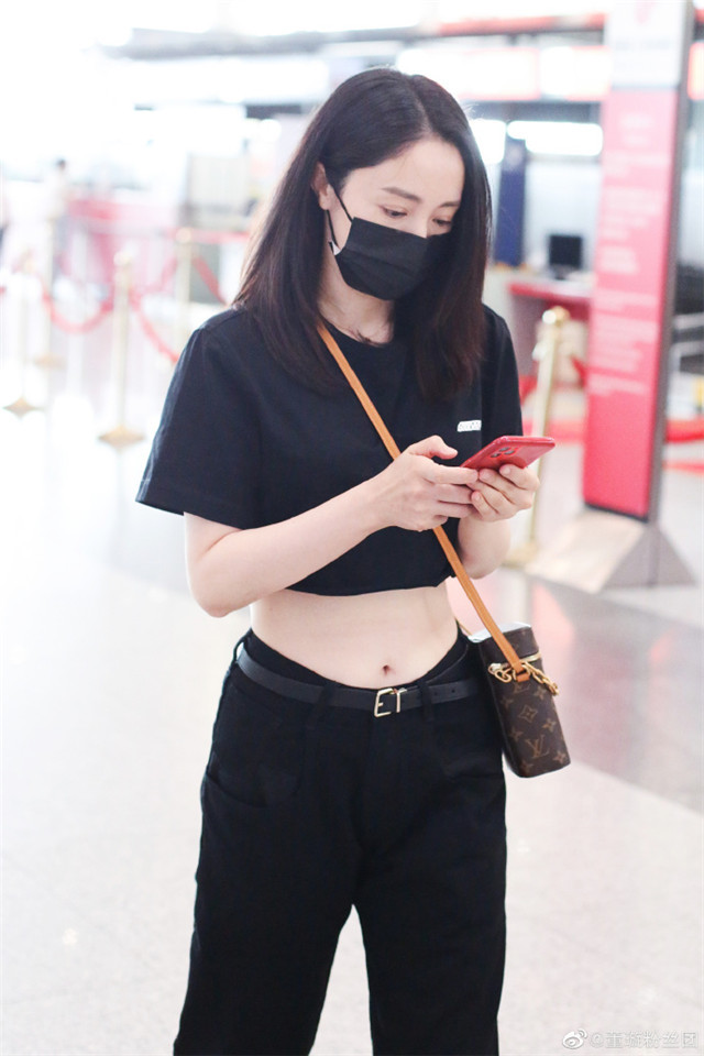 董璇被曝新恋情后现身机场穿露脐装秀小蛮腰少女感十足