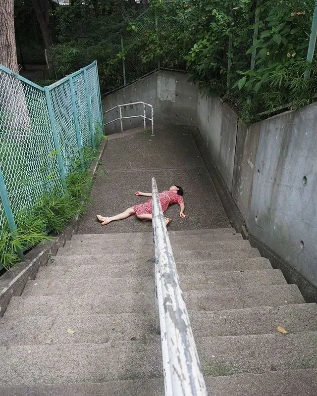 日本甜美护士狂爱自制凶杀现场靠各种装死照从ins红到电视上